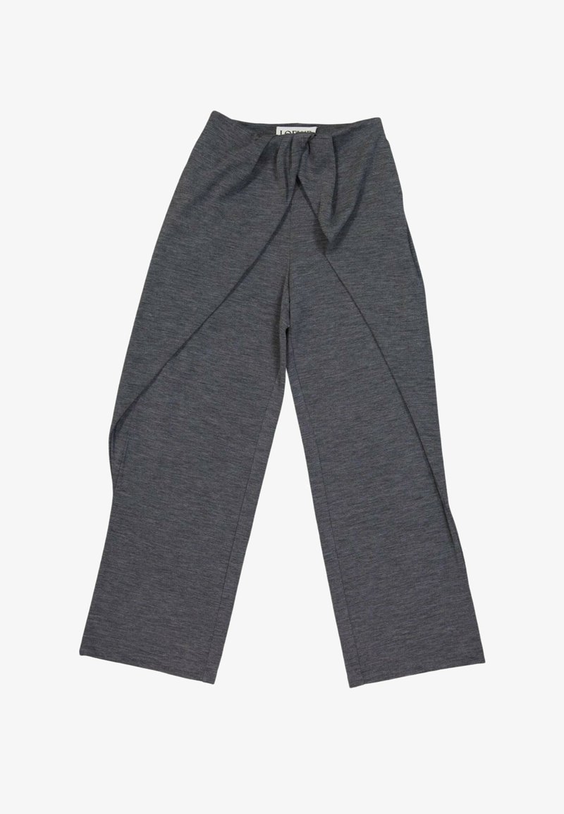 Pantalon gris à jambes larges avec un détail superposé à l'avant et une ceinture à la taille sur fond blanc.