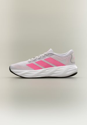 Scarpa da corsa grigio chiaro con strisce Adidas rosa acceso, suola bianca ammortizzata e lacci grigi su sfondo neutro.