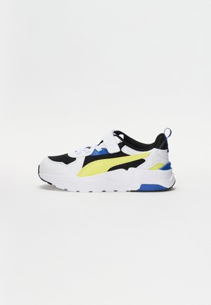 Witte en zwarte sneaker met gele en blauwe accenten, voorzien van een mesh bovenwerk, een gevoerde zool en een verstelbare band.
