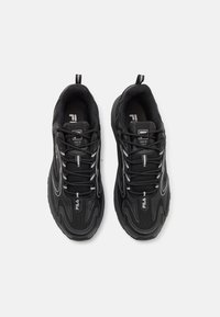Scarpe sportive nere con tomaia in rete, dettagli testurizzati, decorazioni riflettenti e suola ammortizzata. Lacci e anello per una facile indossatura.