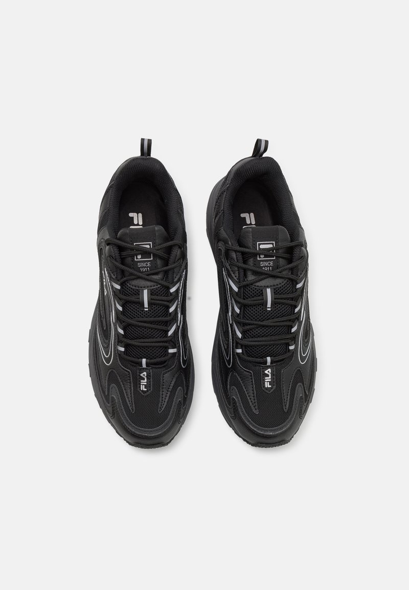 Zwarte sportieve schoenen met een bovenwerk van mesh, gestructureerde accenten, reflecterende details en een gevoerde zool. Veters en lus voor eenvoudig aan- en uittrekken.