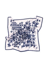 Zijden sjaal met een marineblauw en crèmekleurig abstract patroon. Randen zijn omzoomd met marineblauw, wat zorgt voor een soepele textuur. Vierkante vorm, licht van gewicht.