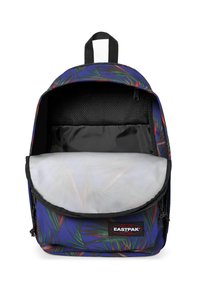 Mochila con un estampado floral azul que incluye hojas verdes y rojas. Cuenta con un bolsillo con cremallera y un compartimento interno acolchado.