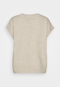 Pull en maille beige à manches courtes, col rond et ourlet côtelé. La texture semble douce et présente un motif chiné subtil.