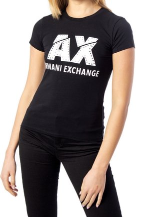 Osoba nosząca czarną koszulkę Armani Exchange z białym, ozdobionym ćwiekami logo "AX" i napisem, w połączeniu z czarnymi spodniami, na białym tle.