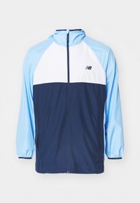 Svetlomodrý, biely a námornícky zipsový vetrový plášť s kapucňou, elastickými manžetami a logom New Balance na hrudi.