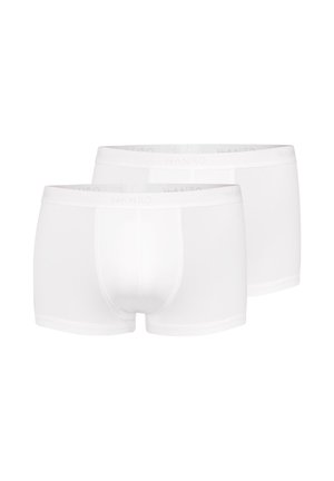 Deux paires de boxers pour hommes blancs unis avec ceintures de marque, présentées sur un fond blanc.