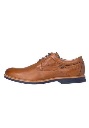 Zapato de cuero marrón con una textura suave, puntera redondeada, cordones azules y una suela marina en contraste. Presenta un sutil diseño perforado en el lateral.