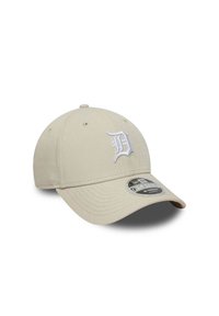Khaki Baseballcap mit gebogenem Schirm, weiß gesticktem 'D'-Logo auf der Vorderseite und Belüftungslöchern auf der Krone. 9FORTY-Stil.