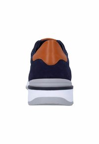 Marineblauwe suède sneaker met een bruin leren hakaccent, witte middenzool en grijze buitenzool. Heeft een ronde vorm en textuurmaterialen.