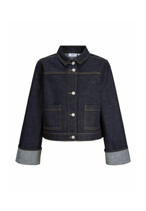 Veste en denim bleu foncé avec boutons argentés, deux poches avant, surpiqûres contrastées, col et poignets remontés montrant un denim plus clair.