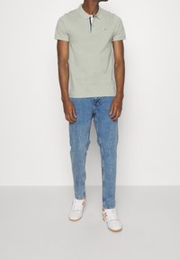 Tommy Jeans Polotričko - olive
