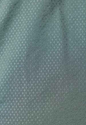 Primo piano di tessuto testurizzato con un sottile motivo a griglia e stelline in tonalità di grigio e blu.