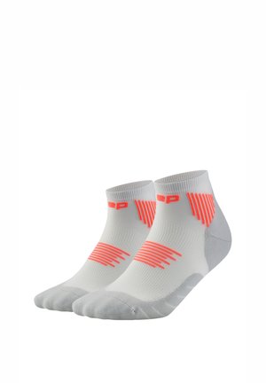 Paar weiße Knöchelsocken mit grauen Sohlen und leuchtend orangefarbenen Streifenmustern auf der Oberseite und den Seiten vor weißem Hintergrund.