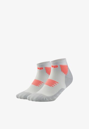 Paar weiße Knöchelsocken mit grauen Sohlen und leuchtend orangefarbenen Streifenmustern auf der Oberseite und den Seiten vor weißem Hintergrund.