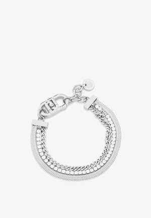Braccialetto in argento con maglie intrecciate, accenti simili a diamanti, chiusura a gancio e un piccolo ciondolo circolare con il logo del marchio.
