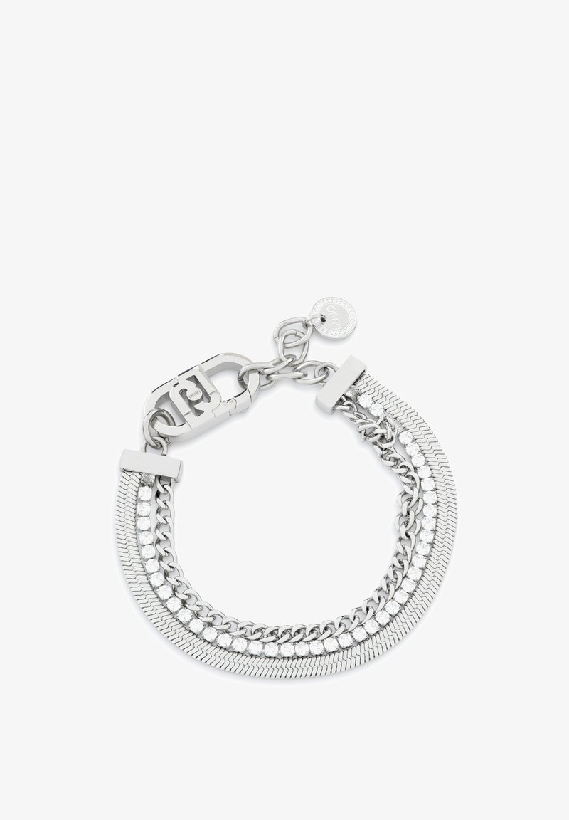 Braccialetto in argento con maglie intrecciate, accenti simili a diamanti, chiusura a gancio e un piccolo ciondolo circolare con il logo del marchio.