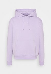 Laventelinvärinen huppari, jossa on etutasku ja kiristysnyörit, sekä minimalistinen valkoinen logokuvio rinnassa. Pehmeä, teksturoitu materiaali.