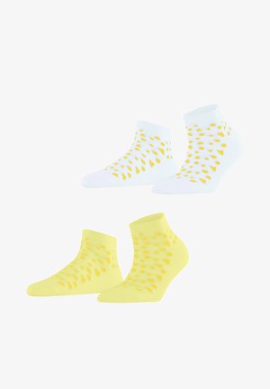 Zwei Paar Knöchelsocken, eines weiß und eines gelb, beide mit verstreuten gelben Herz- und Punktmustern.