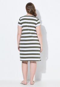 Vestido de manga corta con rayas horizontales en verde oliva y blanco, hecho de una tela suave, de longitud hasta la rodilla, con un escote redondo y un corte relajado.
