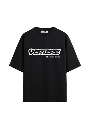 Sort kortærmet T-shirt med hvid fed tekst "VERIERE" og mindre tekst nedenunder, der lyder "The Rave Issue", midt på forsiden.