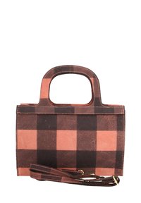 Gevlochten handtas in oranje en bruine tinten, met een gestructureerde vorm, dubbele handvatten aan de bovenkant en een verstelbare schouderriem.