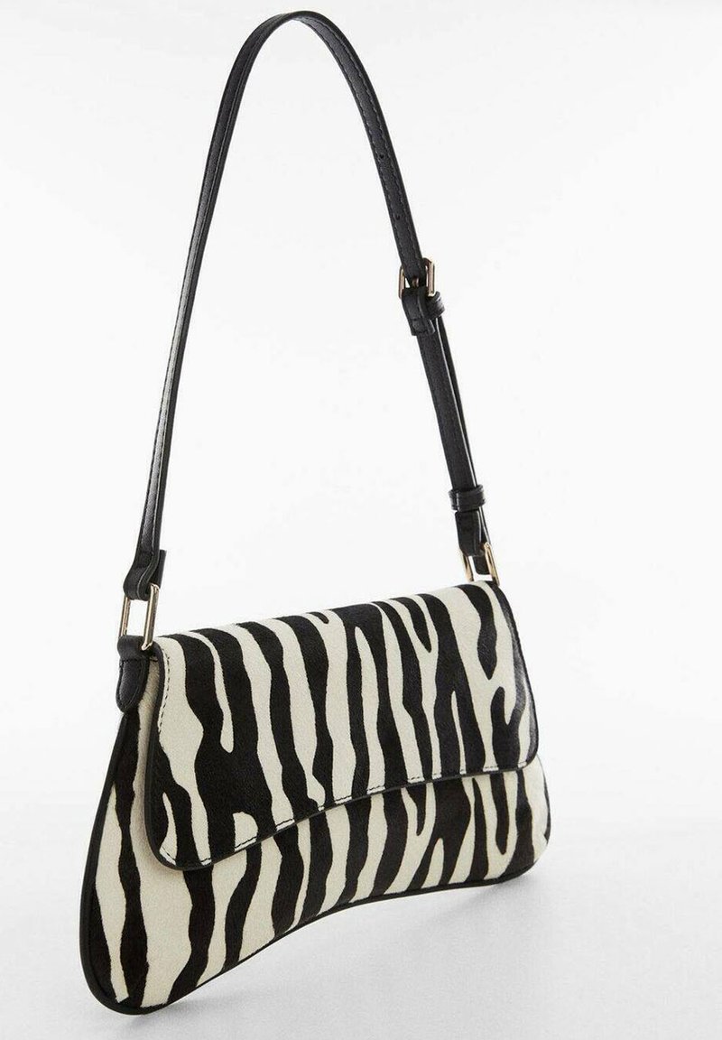 Borsa a mano con motivo zebra, in una combinazione di colori nero e crema, caratterizzata da una forma curvata, una patta pieghevole e una sottile tracolla nera.