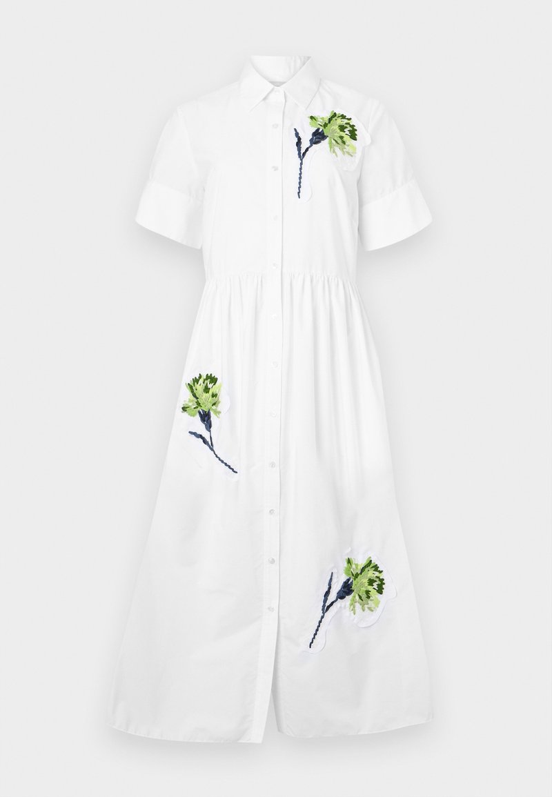 Abito camicia bianco con maniche corte, apertura frontale con bottoni, vita arricciata e ricami floreali verdi e blu sul lato sinistro del petto e sull'orlo.