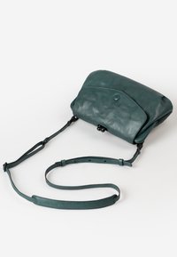 Borsa a tracolla in pelle teal con un cappuccio curvo, chiusura a scatto e tracolla regolabile, caratterizzata da una finitura testurizzata e dettagli di cucitura sottili.