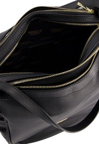 Schwarze Lederhandtasche mit strukturierter Oberfläche, goldfarbigen Reißverschlüssen und einem geräumigen Innenraum mit Markenlogo-Futter.