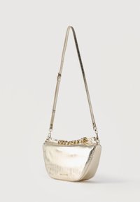 Μικρή μεταλλική χρυσή τσάντα ώμου με ρυθμιζόμενο λουρί και χρυσή αλυσίδα, σε λευκό φόντο.