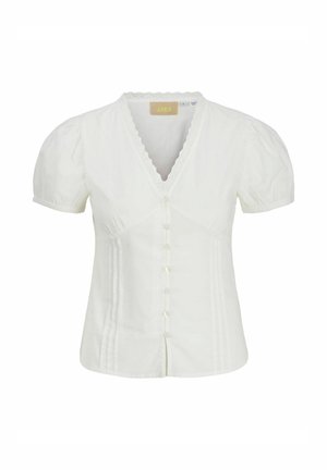 Fehér, rövid ujjú blúz V-nyakkal, hullámos szegéllyel, elülső gombokkal, fodros ujjakkal és függőleges varrott redőkkel, egyszínű háttéren.