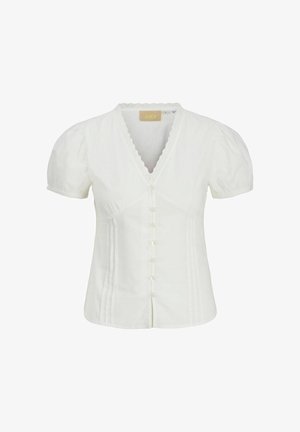 Fehér, rövid ujjú blúz V-nyakkal, hullámos szegéllyel, elülső gombokkal, fodros ujjakkal és függőleges varrott redőkkel, egyszínű háttéren.