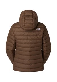 Brązowa, ocieplana kurtka z kapturem, z pikowanym wzorem i białym logo marki na lewym ramieniu.