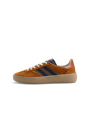 Baskets en daim marron avec bandes latérales noires, lacets blancs, semelle beige texturée et languette de talon orange vues de profil.