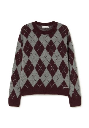 Pull à motif losanges bordeaux et gris avec un col rond, des poignets et un ourlet côtelés, confectionné en matériau tricoté doux.