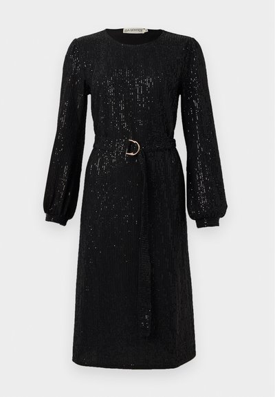 Melna kleita ar garām, pūkainām piedurknēm un jostu vidukļa daļā. Izgatavota no spīdīgas auduma, ar apaļu dekoltē un taisnu piegriezumu.