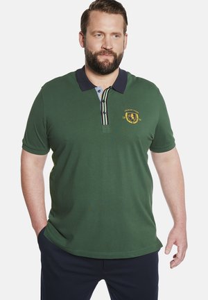 Dunkelgrünes Poloshirt mit einem marineblauen Kragen, ausgestattet mit einer geknöpften Blende und einem gelben Emblem. Aus Baumwollmaterial mit einer glatten Textur.