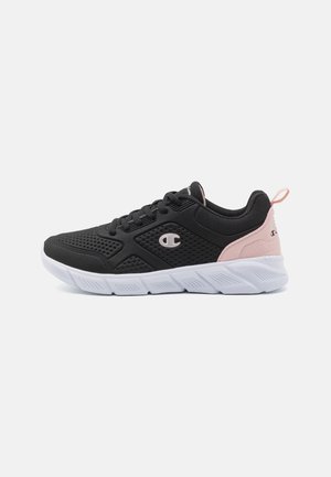 Czarny but sportowy z siateczkową cholewką, różowymi akcentami i białą podeszwą z teksturowanym wykończeniem. Logo widoczne z boku.