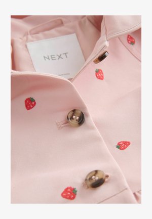 Šviesiai rožinė palaidinė su braškių siuvinėjimu, turi smailų apykaklį ir apvalius, rudus mygtukus. Lygi tekstūra ir kasdienis dizainas.