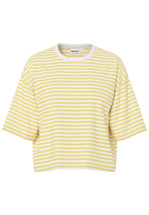 Camiseta de manga corta con rayas horizontales amarillas y blancas, cuello redondo y corte holgado.