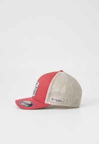 Punane pesapalli müts, millel on beež võrgusilm tagaosa, lame visor, tikandiga logo teip ees ja Columbia brändimine külgedel.