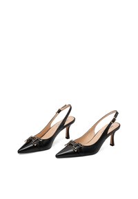 Décolleté nere con punta affusolata, realizzate in pelle lucida, dettagli decorativi con fibbia sul davanti e tacco a spillo di 3 pollici.