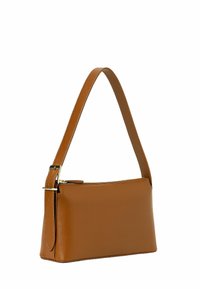 Borsa a tracolla in pelle marrone con forma rettangolare piatta, dotata di una sola tracolla e chiusura con cerniera. Design minimalista con accenti hardware delicati.