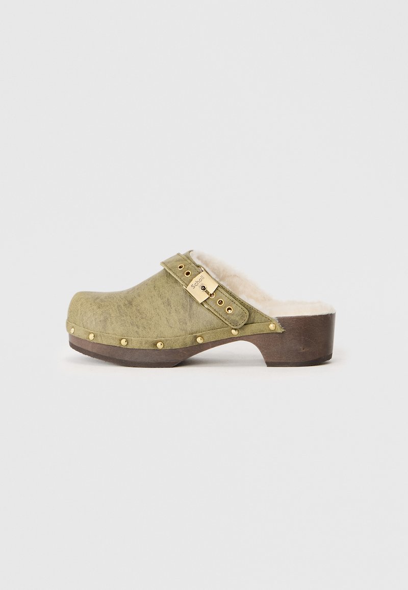 Grüne Filzclogs mit einer Holzsohle, versehen mit einer goldenen Schnalle und dekorativen Nieten entlang der Kante, gefüttert mit weichem weißen Material.