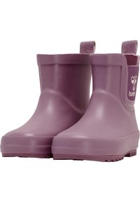 Bottes de pluie en caoutchouc violet avec une surface lisse, des orteils arrondis et une semelle texturée. Présente un panneau en tissu et un logo sur le côté.