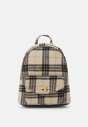 Zaino piccolo a quadri beige e nero con tasca frontale e chiusura a torsione rettangolare in oro, con manico superiore.