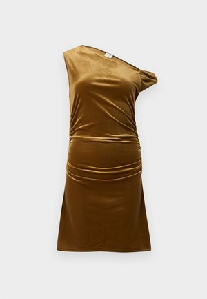 Abito in velluto marrone, design a spalla unica, dettagli arricciati in vita, tessuto liscio, lunghezza corta e silhouette aderente.
