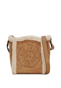 Geantă tip bucket din suede maro, cu detalii din blană de oaie, design cu logo perforat pe față și curea din piele ajustabilă. Suprafață texturată și interior moale.