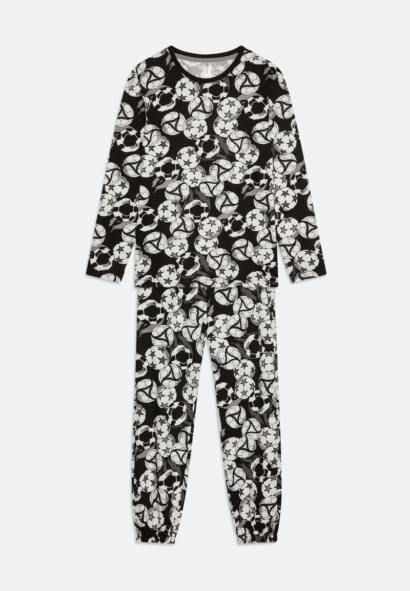 Schwarzes Pyjama-Set mit langen Ärmeln und Hosen, dekoriert mit einem Muster aus weißen und grauen Fußballen. Mit elastischen Bündchen an den Ärmeln und Hosen.